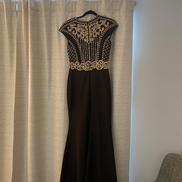 Elegant evening black dress scoop neck floor length sleeveless sequined, size 6 - Picture 2 of 11